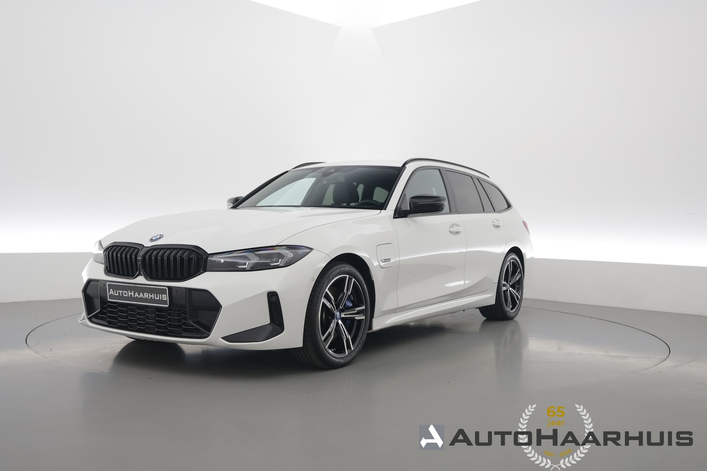 BMW 3-serie - 330e M-Sport | Rijklaar! | Widescreen | ShadowLine | HUD | Dodehoek | Leder | Stuur-Stoelv - AutoWereld.nl