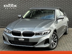 BMW 3-serie - Sedan 318i Automaat / Navigatiesysteem / Stoelverwarming / Parkeersensoren achter / Active