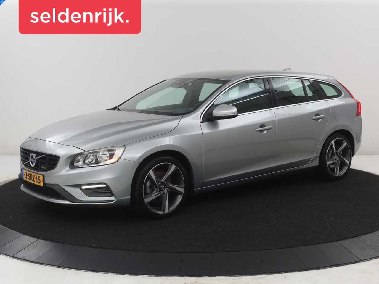 Volvo V60 - 1.6 T3 R-Design | Leder/alcantara | Cruise control | Navigatie | Bluetooth | Park assist | - AutoWereld.nl