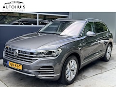 Volkswagen Touareg - 3.0TDI 230pk 4-Motion R-line Grijs Kenteken Luchtvering Trekhaak Matrix Leder Camera Panor