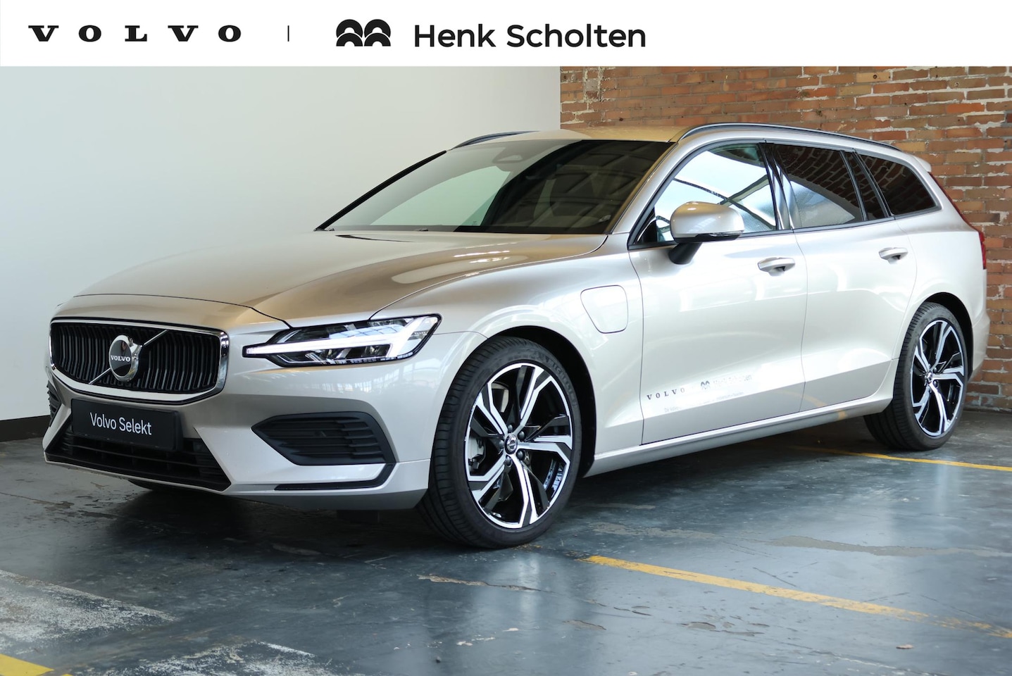 Volvo V60 - T6 Plug-in hybrid AWD Essential | Lederen bekleding | BLIS | Parkeersensoren voor + achter - AutoWereld.nl