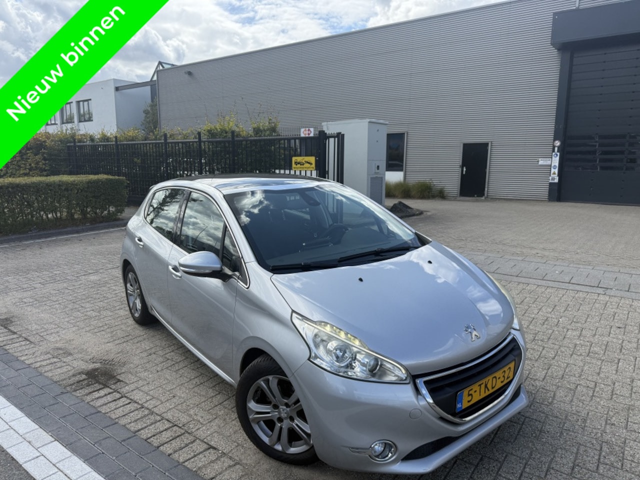 Peugeot 208 - 1.6 e-HDi Pano|Clima|Navi - AutoWereld.nl