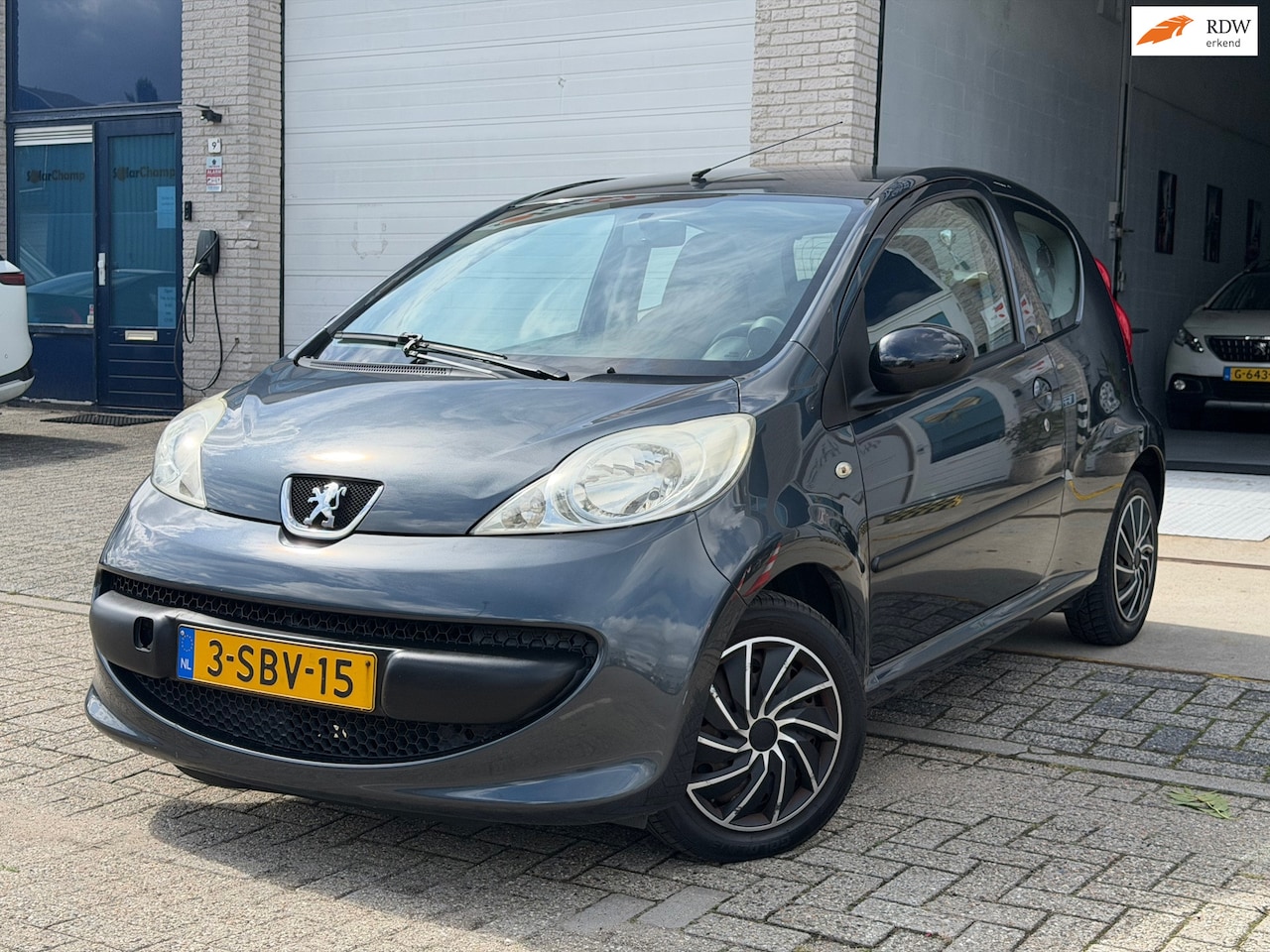 Peugeot 107 - 1.0-12V XR/ 3drs/ 1jaar apk/ airco/ EL-ramen/ zeer nette auto. - AutoWereld.nl