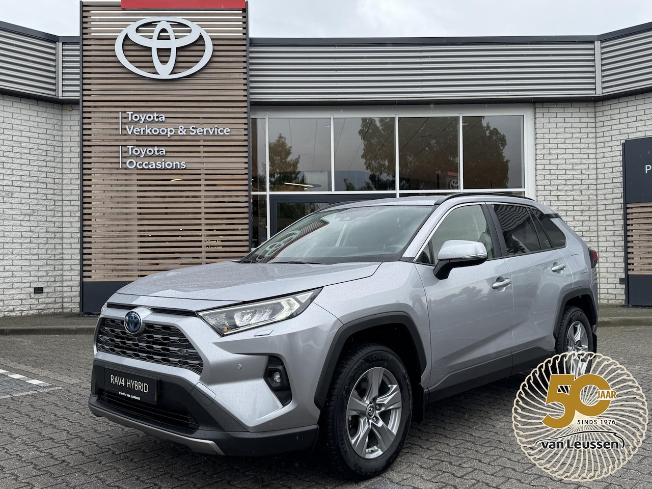 Toyota RAV4 - 2.5 Hybrid AWD DYNAMIC 1650KG TREKGEW STOELVERW PARK-SENSOREN NAVI CAMERA APPLE/ANDROID LM - AutoWereld.nl