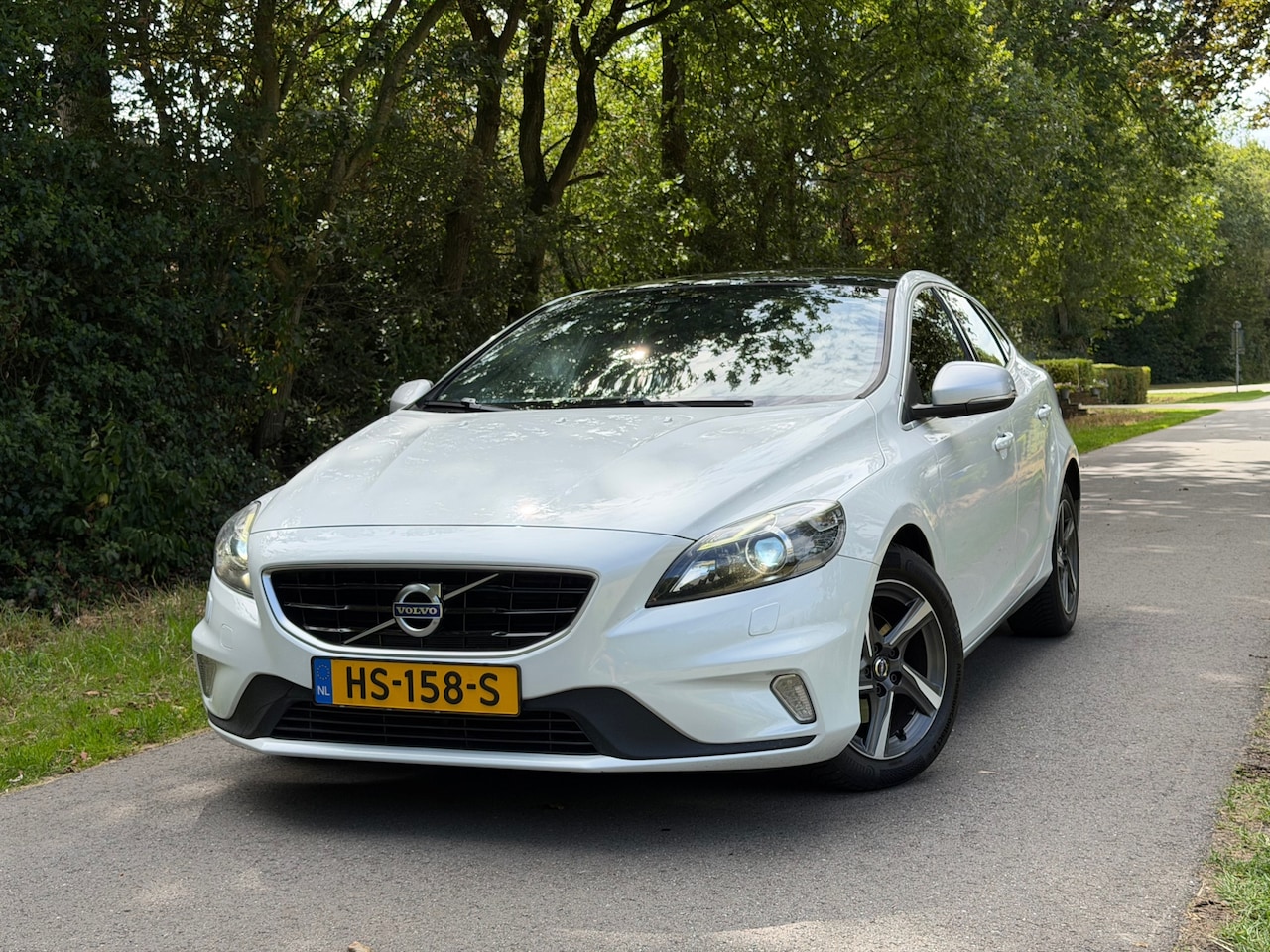 Volvo V40 - 2.0 D2 R-Design | Pano + Camera + Harman/Kardon Nu € 7.999,-!!! - AutoWereld.nl