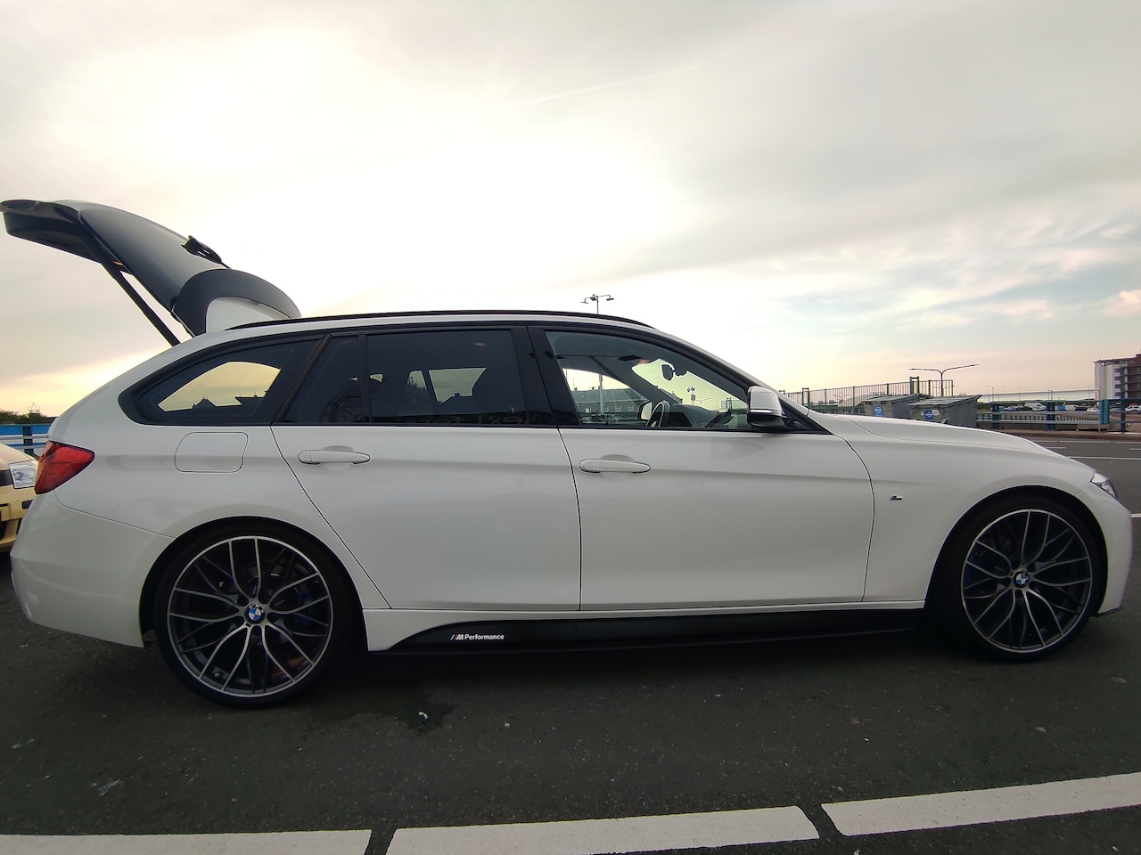 BMW 3-serie Touring - 316i Executive M sport / LED / PDC / Alcantara / 20' inch sportvelgen - AutoWereld.nl