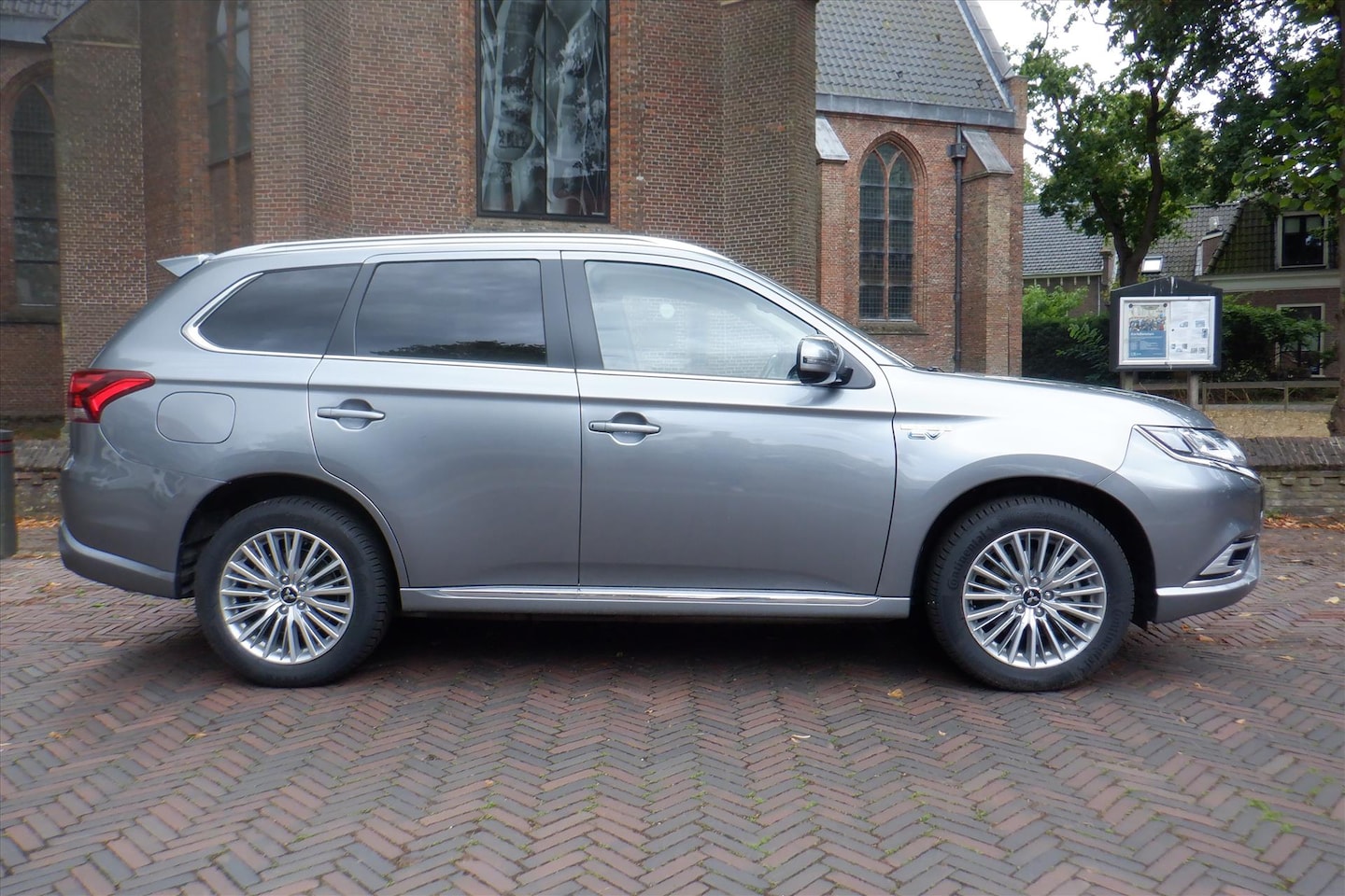 Mitsubishi Outlander - 2.4 DOHC MIVEC PHEV 240pk 4WD Aut Intense 49.000 KM - AutoWereld.nl