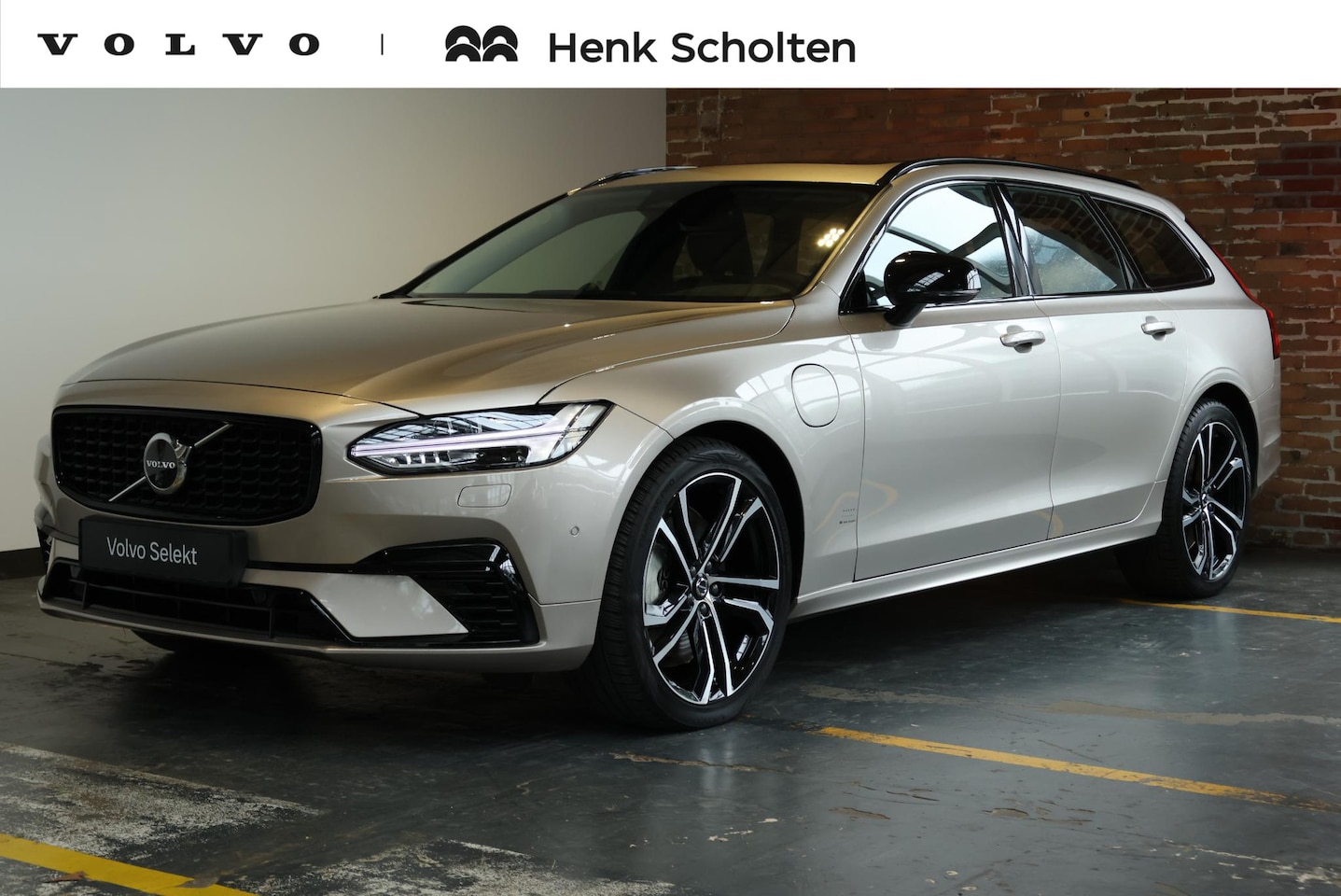 Volvo V90 - T8 Plug-in hybrid AWD Ultra Dark | 100% SOH | Luchtvering | Panoramadak | Semi-Elektrische - AutoWereld.nl