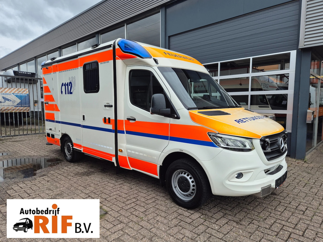 Mercedes-Benz Sprinter - 419 CDI/ 3.0 V6/ Complete Ambulance with bed and wheelchair - AutoWereld.nl