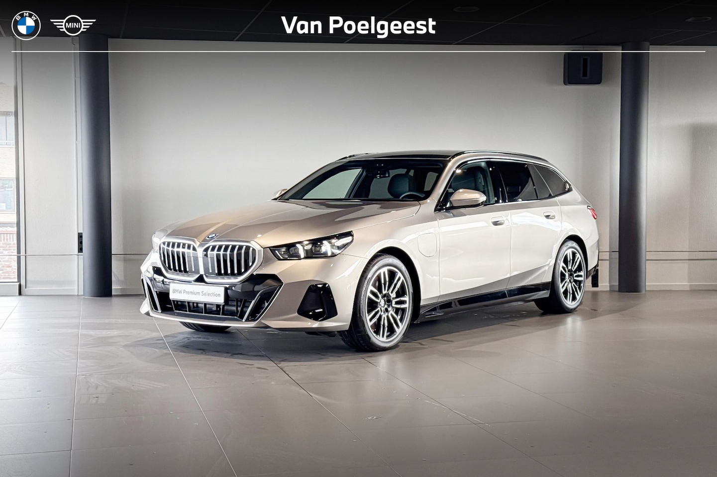 BMW 5-serie Touring - 550e xDrive | M Sport | Glazen Panoramadak | Bowers & Wilkins | Comfort Access | Trekhaak - AutoWereld.nl