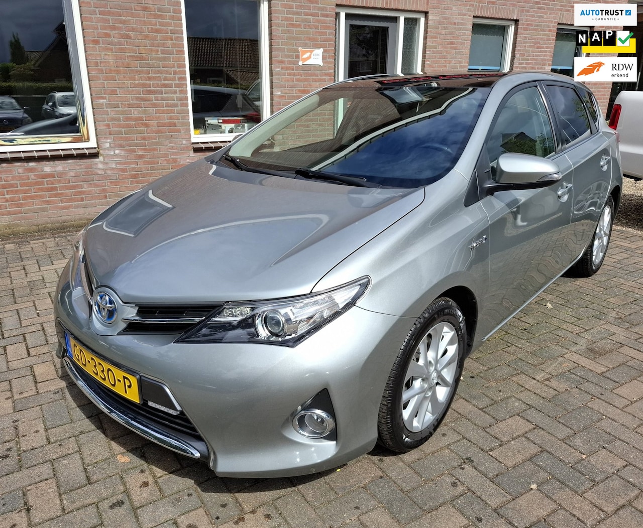 Toyota Auris - 1.8 Hybrid Lease. 1ste eigenaar, dealer onderhouden. O.a. navi, pano, cruise, camera, etc. - AutoWereld.nl
