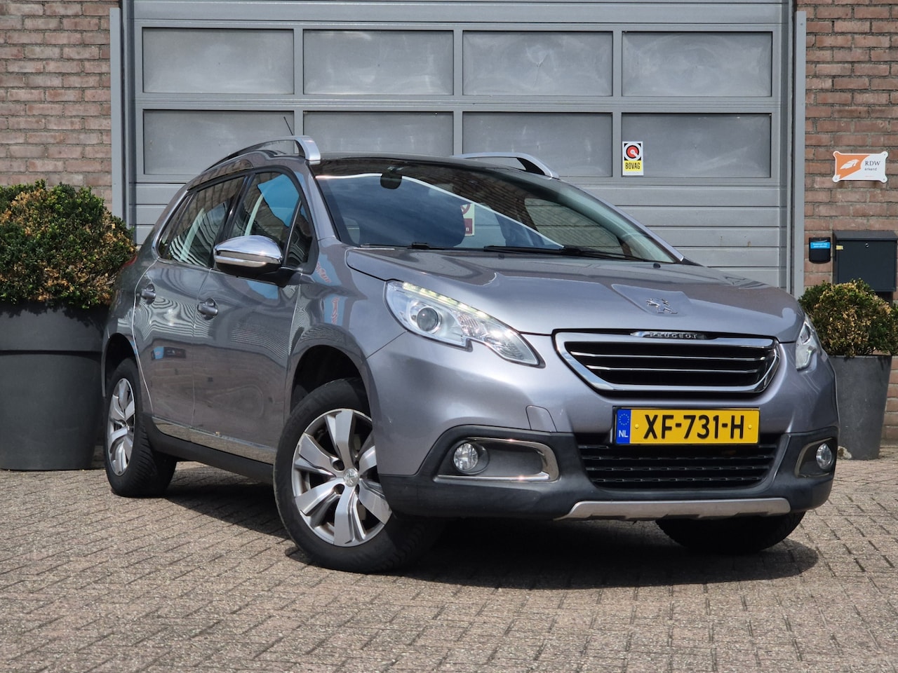 Peugeot 2008 - 1.2 PureTech Allure 4 seizoen banden/Panoramadak/stof-leder bekleding - AutoWereld.nl