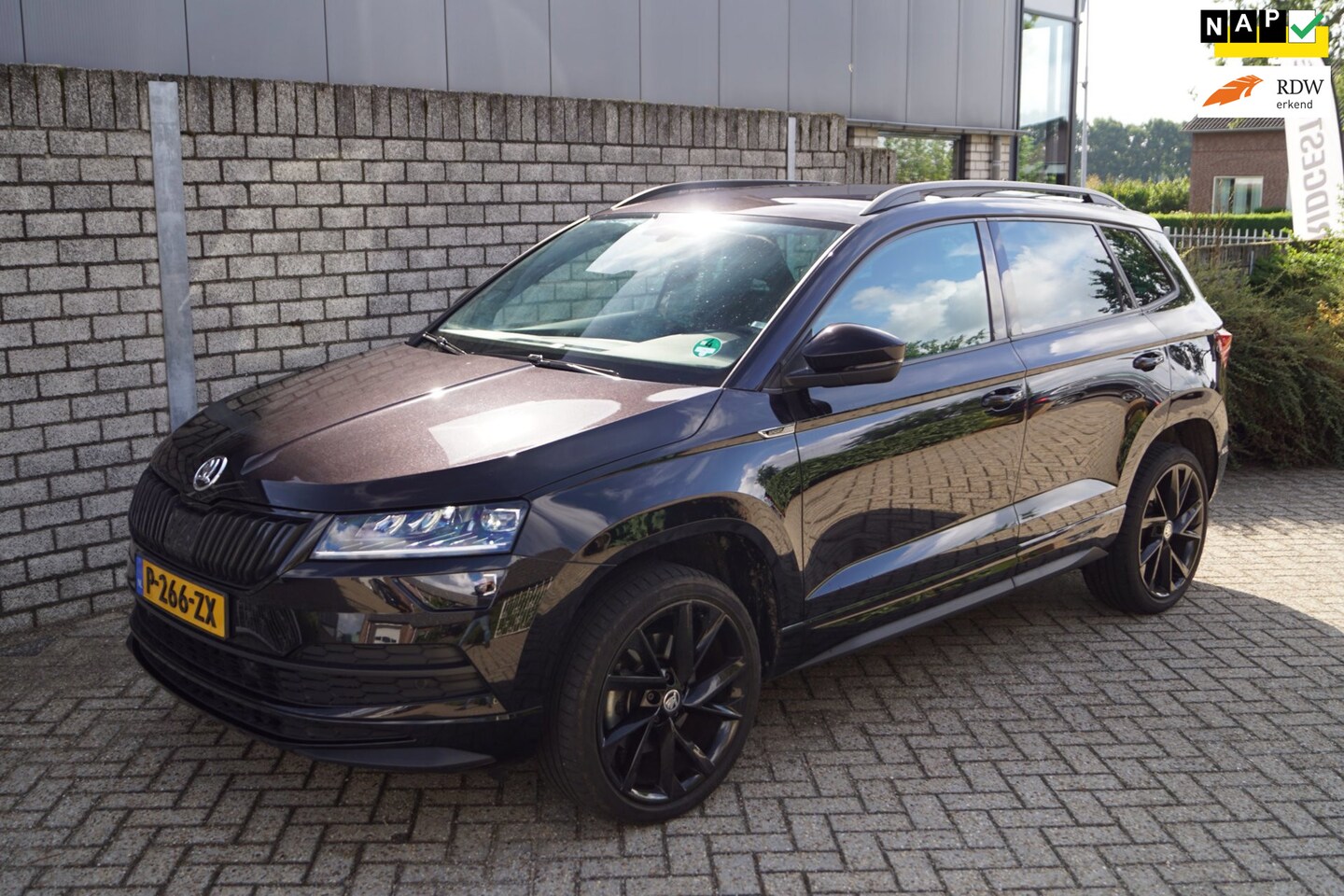 Skoda Karoq - 1.5 TSI ACT Sportline Business Autom Sportst Stoel/Stuurverw Navi Camera Clima Adaptieve C - AutoWereld.nl