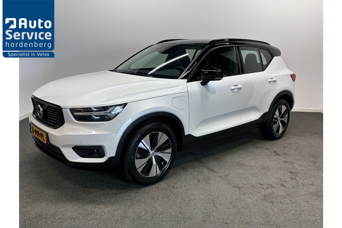 Volvo XC40 - T4 211pk AUT7 PHEV R-Design Trekhaak 1800kg/ Adapt. Cruise/ Camera/ Stoel en Stuur verw. - AutoWereld.nl