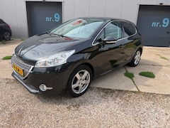 Peugeot 208 - 1.4 VTi Alluremet airco en ketting geen natte riem