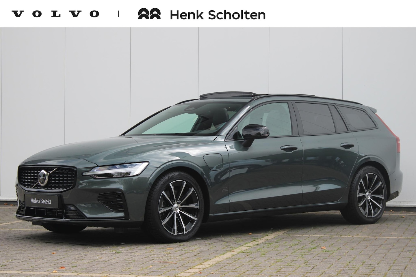 Volvo V60 - T8 Plug-in hybrid AWD Plus Dark | Panoramadak | Trekhaak | Verwarmbare voorstoelen, achter - AutoWereld.nl