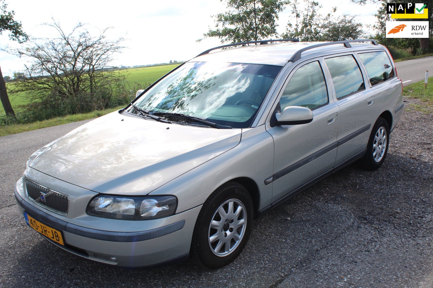 Volvo V70 - 2.4 Comfort Line // apk 03/2027 / dealer onderhouden // - AutoWereld.nl
