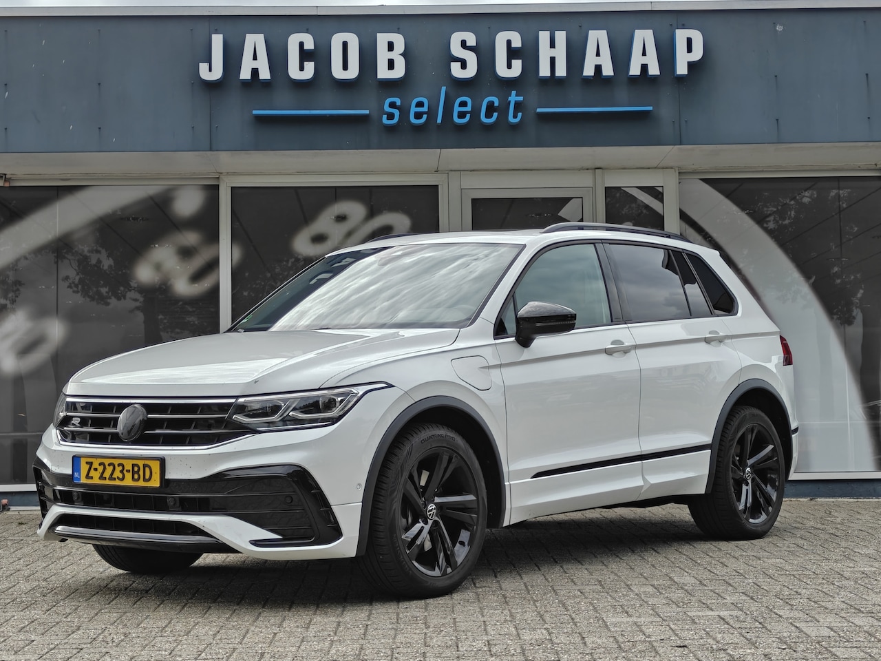 Volkswagen Tiguan - 1.4 TSI eHybrid R-Line Business+ / HUD / Trekhaak / Stoel/Stuur verwarm. / Keyless / Carpl - AutoWereld.nl