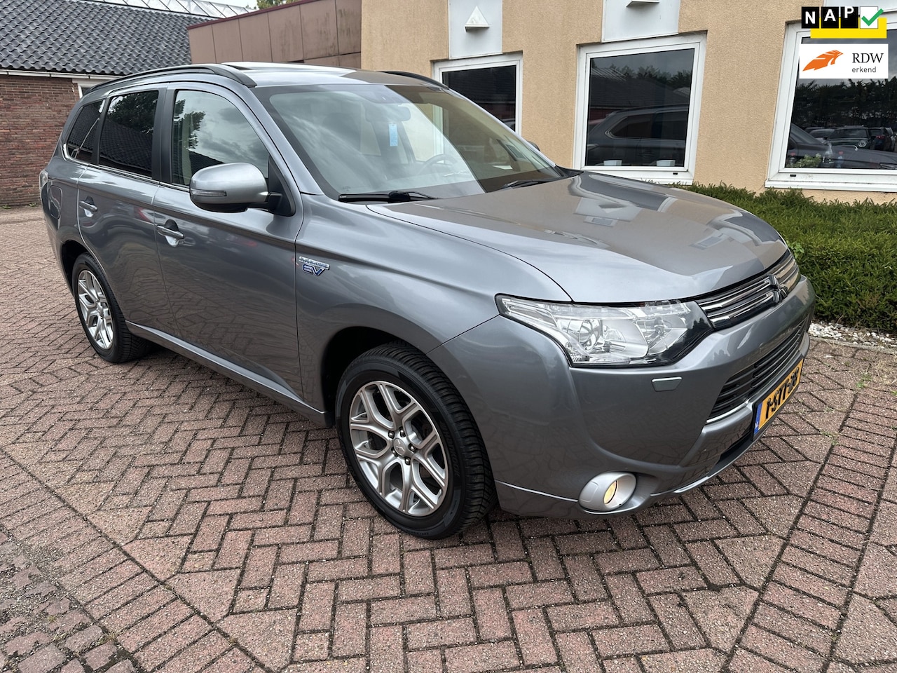 Mitsubishi Outlander - 2.0 PHEV Instyle NAVI OPENDAK LEER NAP - AutoWereld.nl