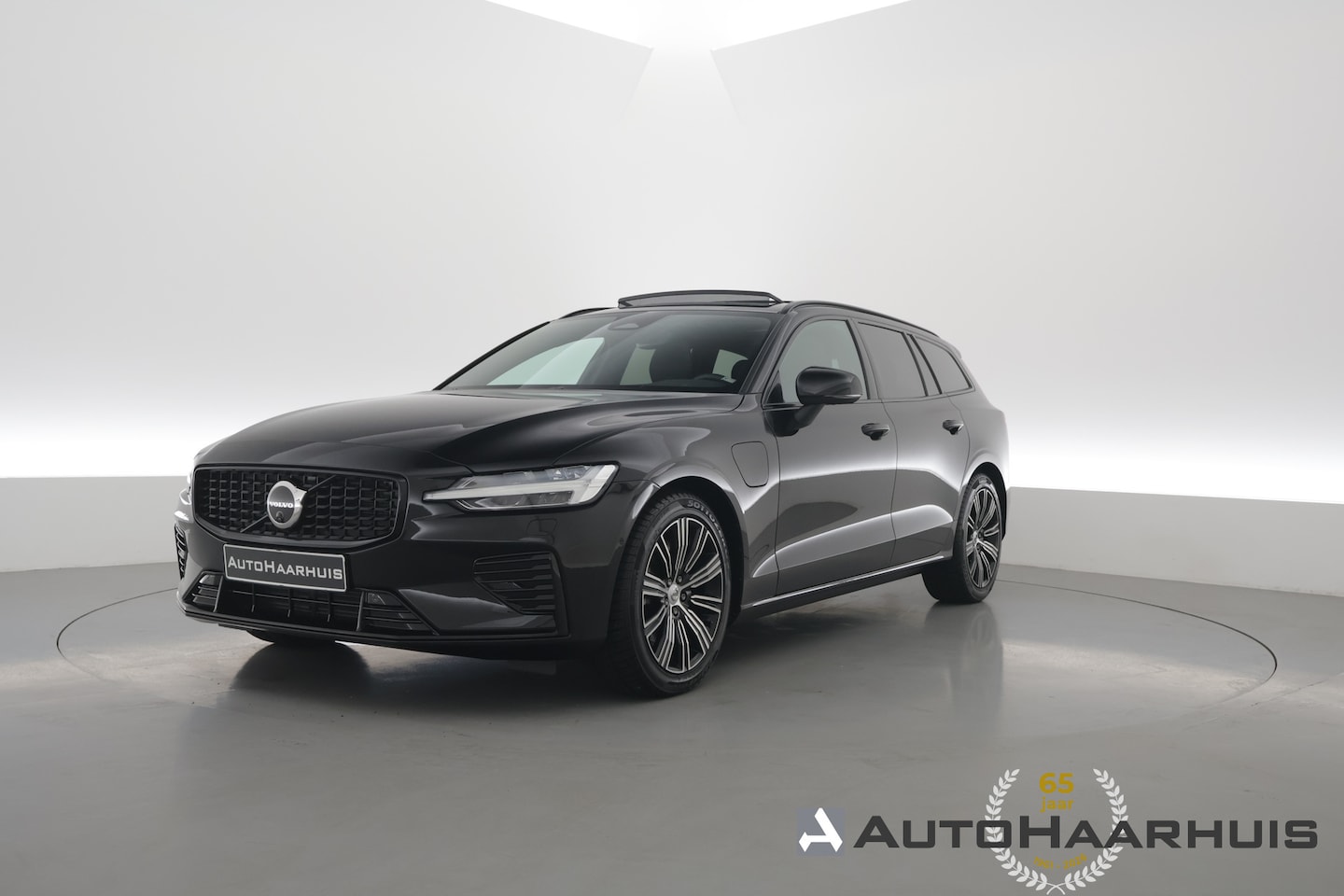 Volvo V60 - 2.0 T6 Plug-in hybrid AWD Plus Dark | Pano | Trekhaak | Memory Seats | H&K Audio | 360cam - AutoWereld.nl