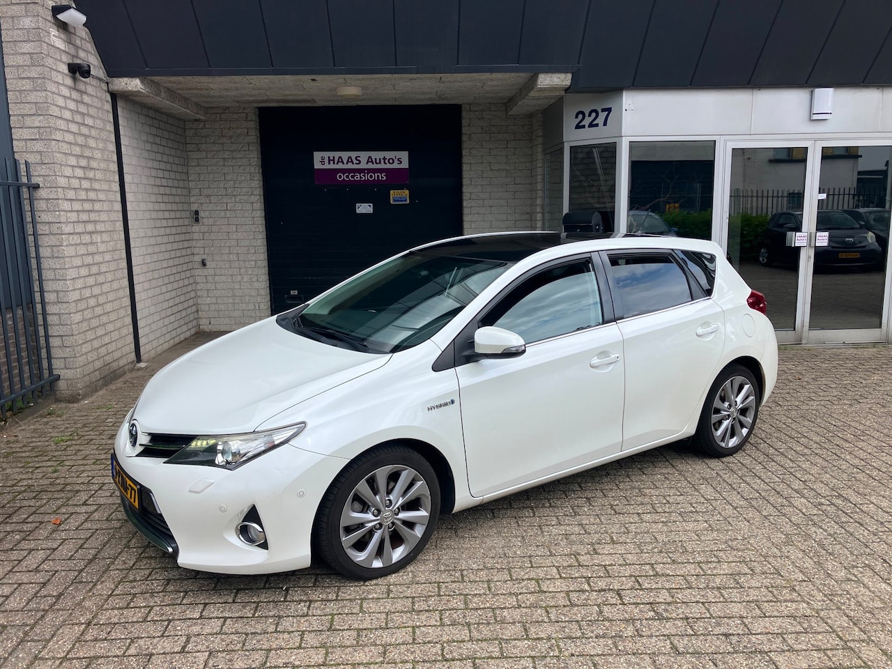 Toyota Auris - 1.8 Hybrid Lease Pro / PANO DAK / DEALER SERVICED / NAVI / CLIMA / METALLIC - AutoWereld.nl