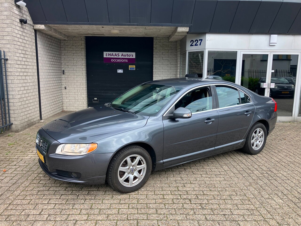 Volvo S80 - 2.5 T Momentum / NIEUW MODELJAAR / LEDER / NAVI / TREKHAAK / ALU VELGEN - AutoWereld.nl