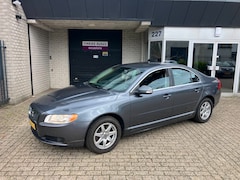 Volvo S80 - 2.5 T Momentum / NIEUW MODELJAAR / LEDER / NAVI / TREKHAAK / ALU VELGEN