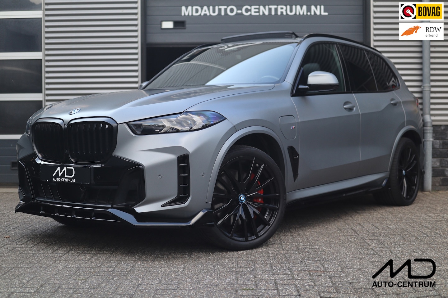 BMW X5 - XDrive50e M-Sport Pro| Frozen Grey| 22 inch| Maxton| Pano| Softclose - AutoWereld.nl