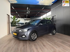 Hyundai i20 - 1.2 / 4 cilinder motor. Premium/ Carplay / Camera, zeer nette auto