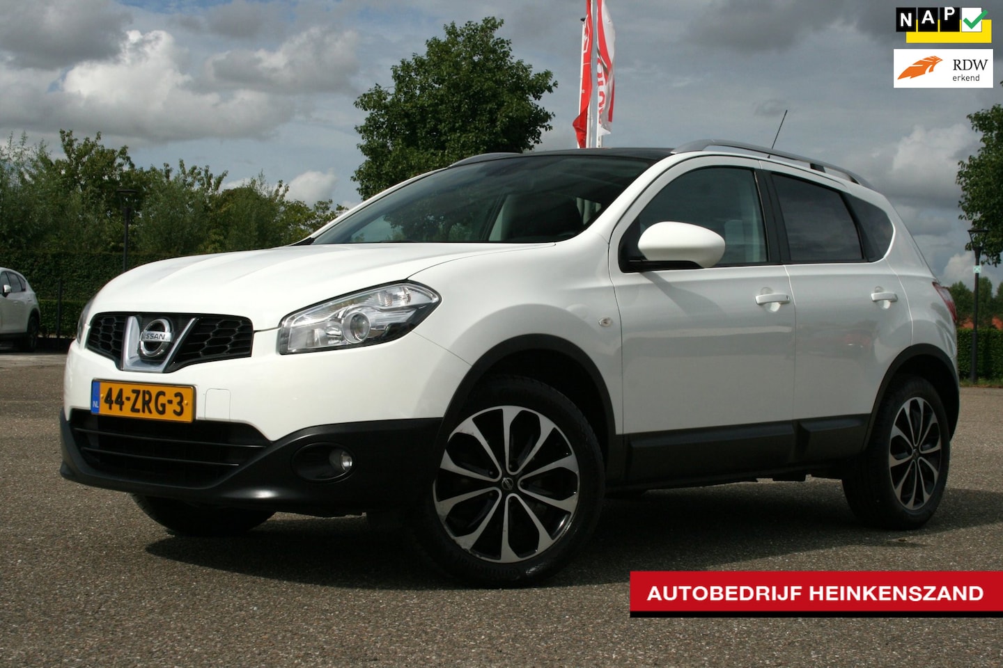 Nissan Qashqai - 1.6 Connect Edition / pano / afn. trekhaak / camera - AutoWereld.nl