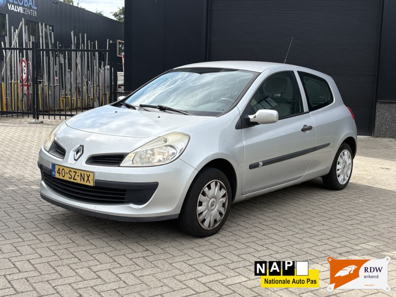 Renault Clio - 1.2-16V Authentique 1.2-16V Authentique - AutoWereld.nl