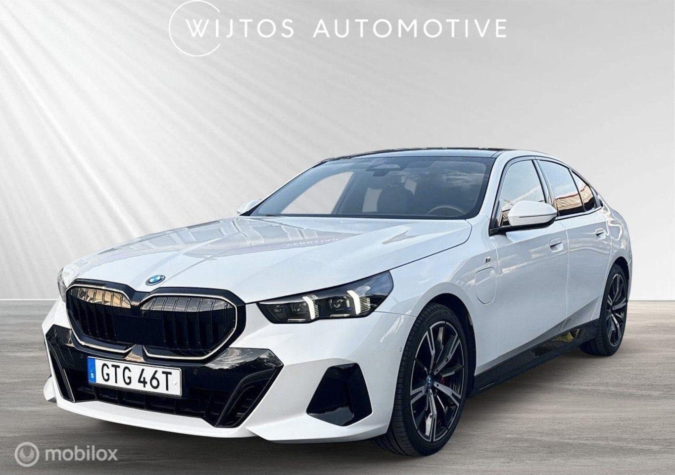 BMW 5-serie - 550e xDrive M-Sport Pro, Pano, B&W, trekhaak - AutoWereld.nl