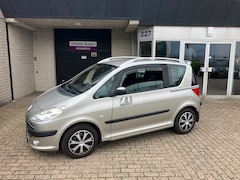 Peugeot 1007 - 1.6-16V Gentry / AIRCO / NETTE STAAT / APK AUGUSTUS 2027 / NWE BANDEN