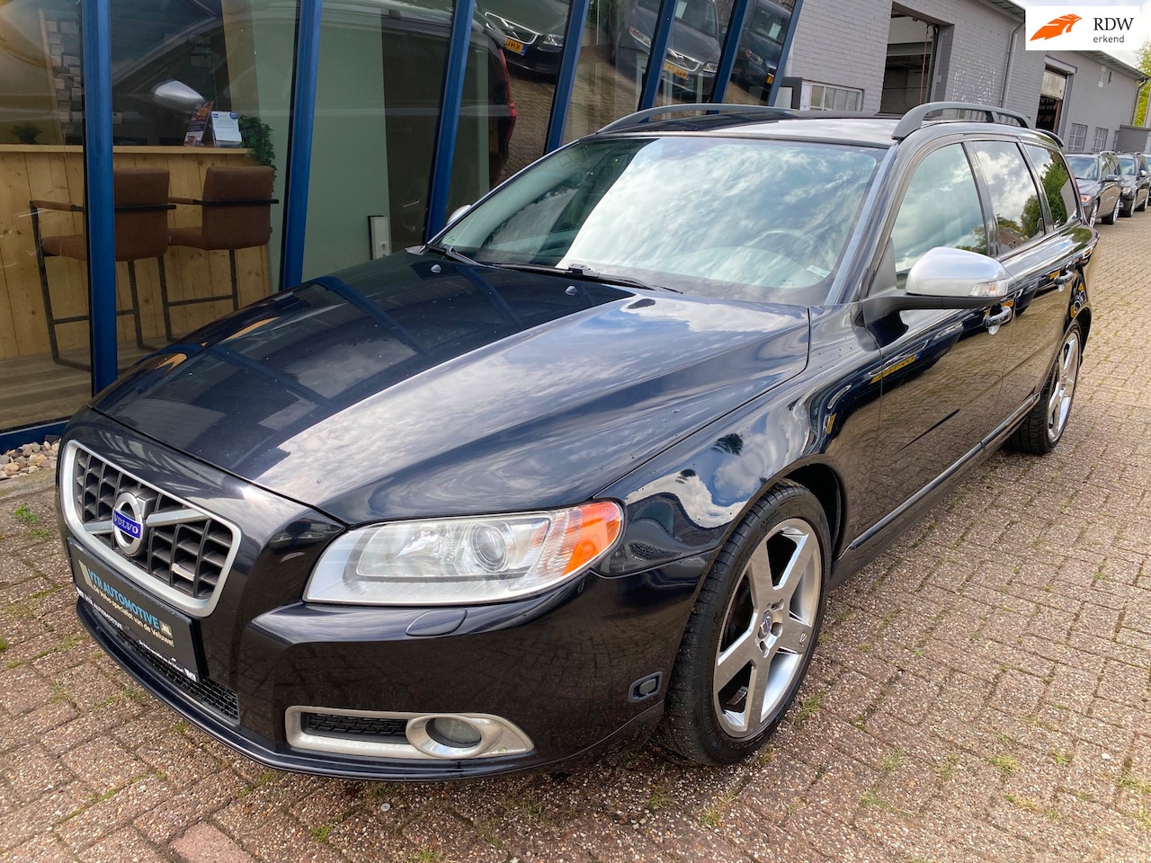 Volvo V70 - 2.5FT R-Design 230PK AUTOMAAT LEER / XENON / TREKHAAK - AutoWereld.nl