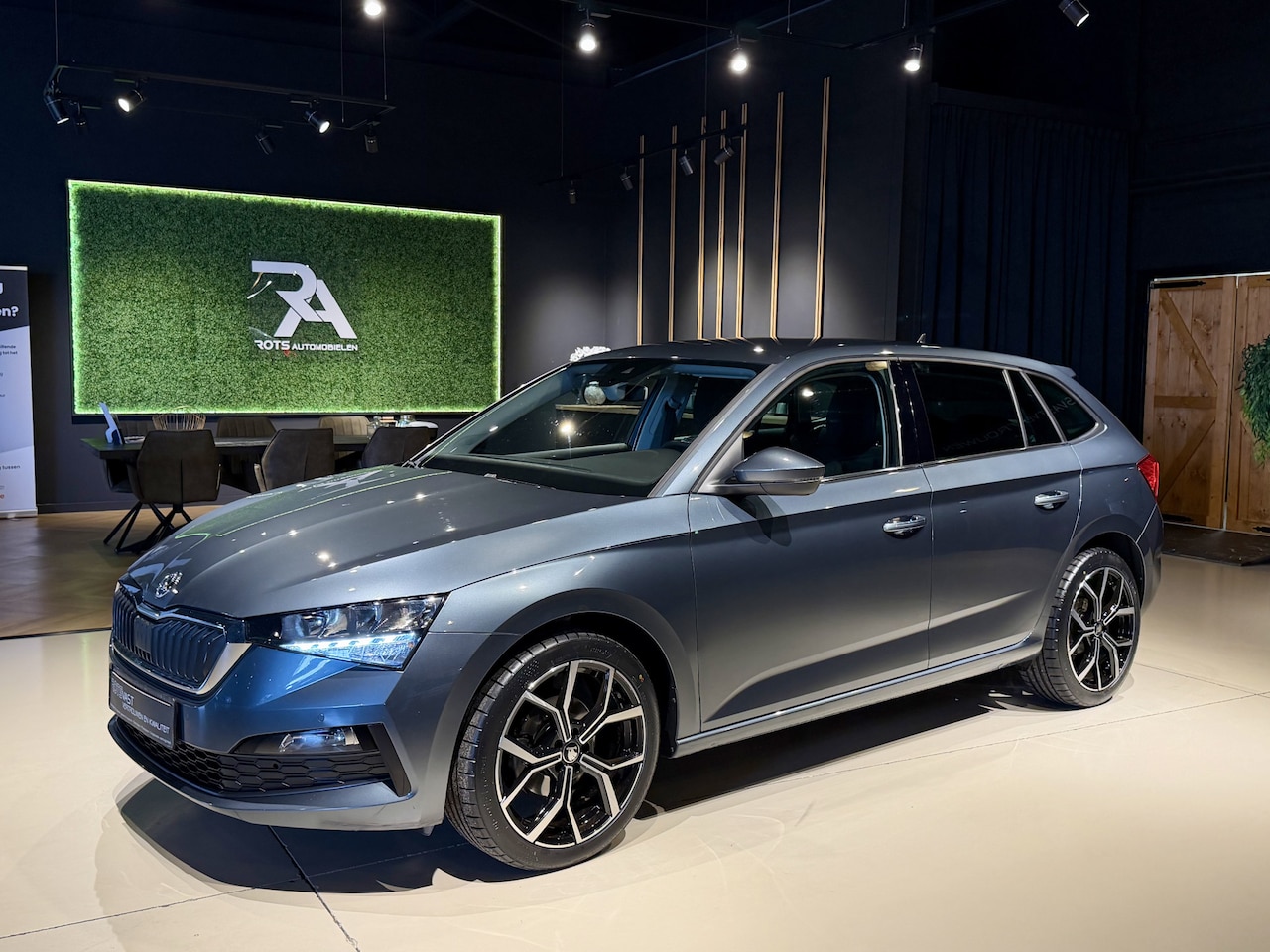 Skoda Scala - 1.0 TSI DSG Ambition Navi|Carplay|LED|Stoelverw Grijs - AutoWereld.nl
