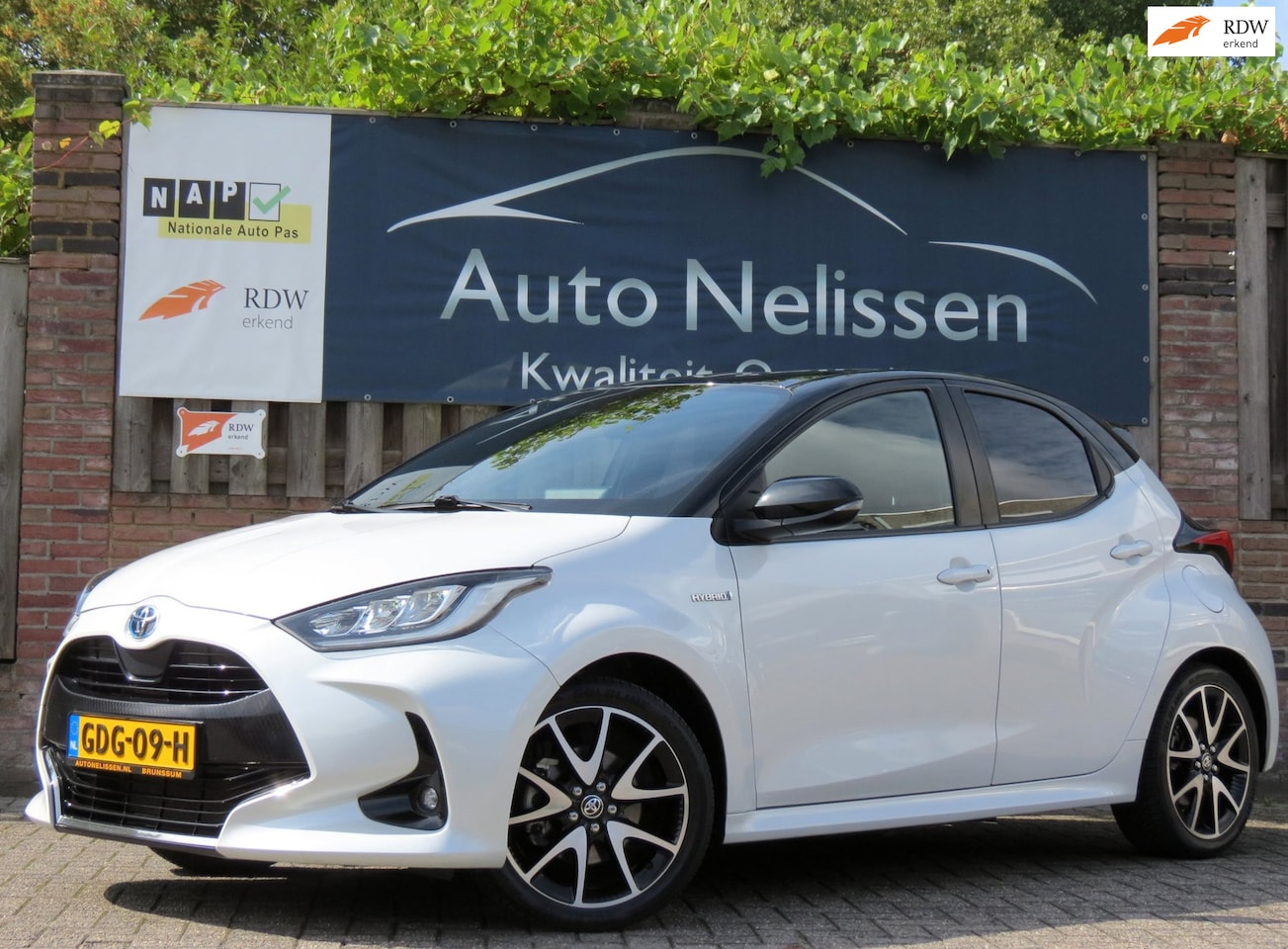 Toyota Yaris - 1.5 Hybrid Executive Bi-Tone | LED KOPLAMPEN | HALF LEDER | APPLE CARPLAY | 17 INCH VELGEN - AutoWereld.nl
