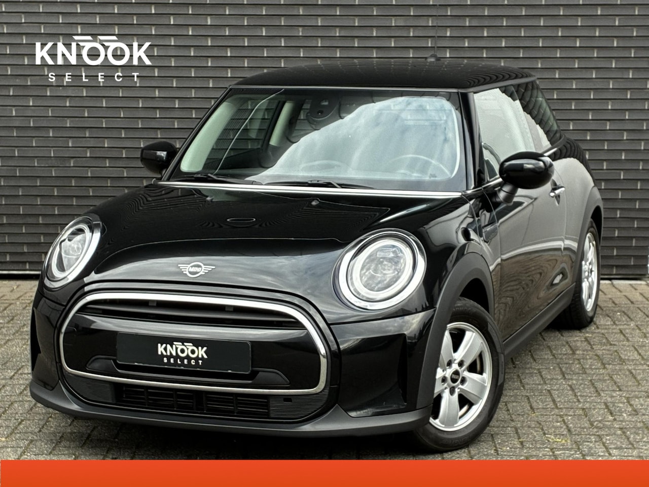 MINI Cooper - Hatchback Essential Automaat 3 deurs / Navigatiesysteem / Driving Assistant / Climate Cont - AutoWereld.nl