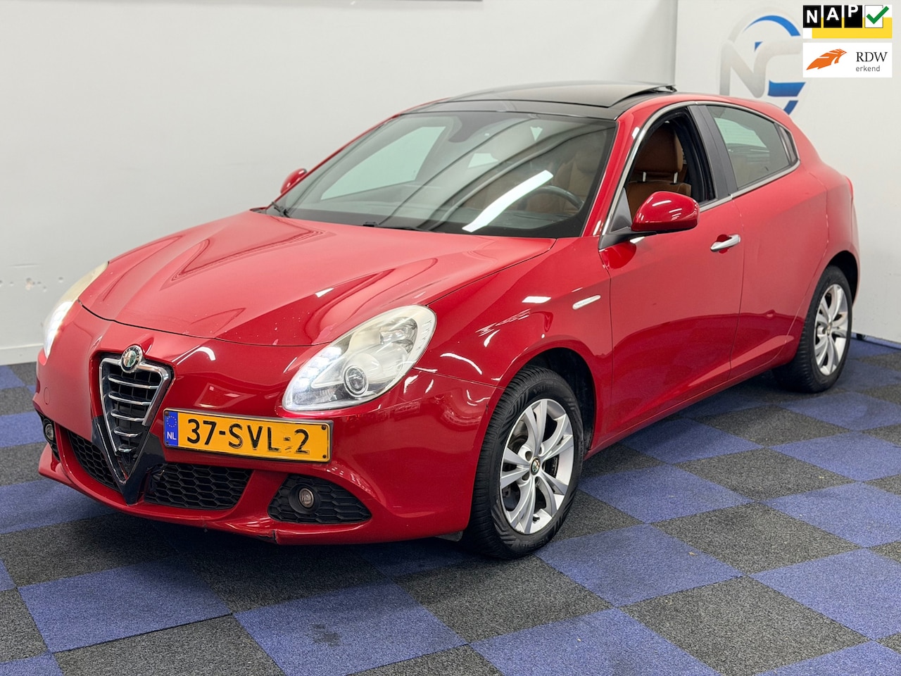 Alfa Romeo Giulietta - 1.4 T Distinctive / PANORAMADAK / RIJDT SCHAKELT GOED / NAVI-MULTIEMEDIA - AutoWereld.nl