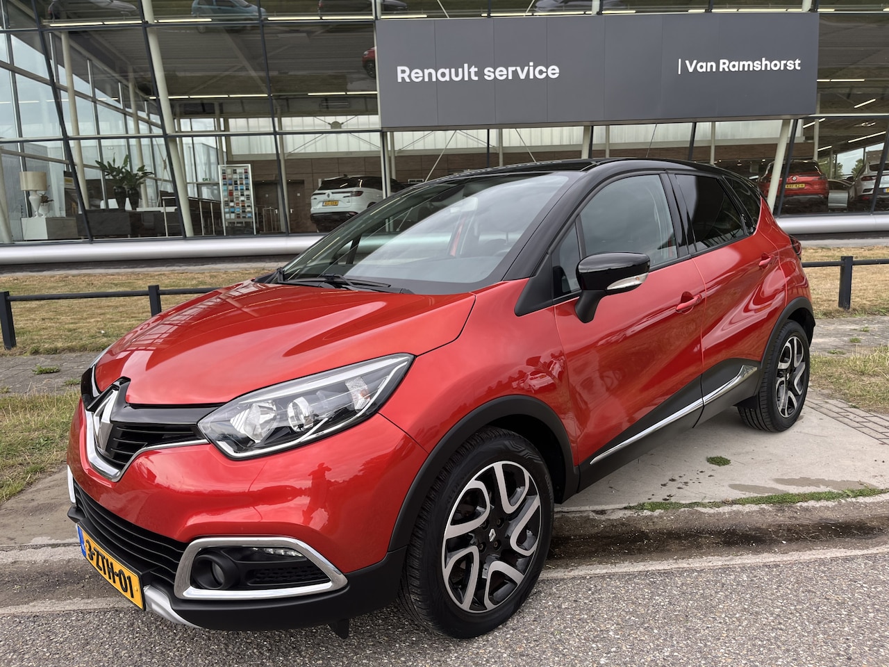 Renault Captur - 0.9 TCe Helly Hansen / Trekhaak / Stoelverw. / Keyless / Climate / Navigatie / Parkeerhulp - AutoWereld.nl