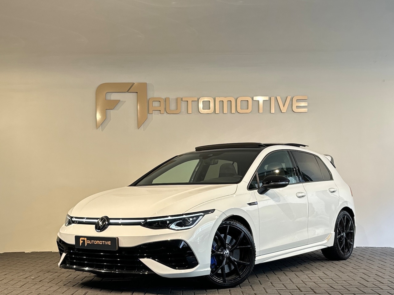 Volkswagen Golf - 2.0 TSI R 4Motion Pano|Camera|Stoelverwarming|Stuurverwaimg|IQ - AutoWereld.nl
