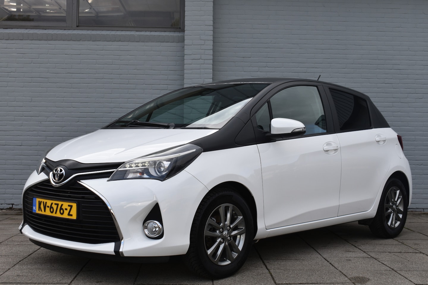 Toyota Yaris - 1.3 VVT-i Trend Bi-Tone Handgeschakeld 100pk | Dealer onderhouden | Achteruitrijcamera | C - AutoWereld.nl