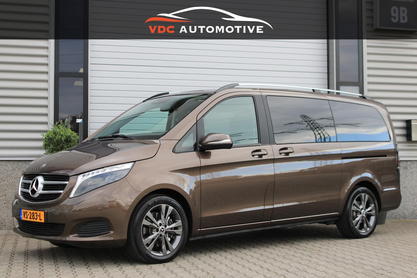 Mercedes-Benz V-klasse - 220d Lang DC Trekhaak | Dealer Onderhouden | LED | Stoelverwarming | Camera | Dodehoekassi - AutoWereld.nl