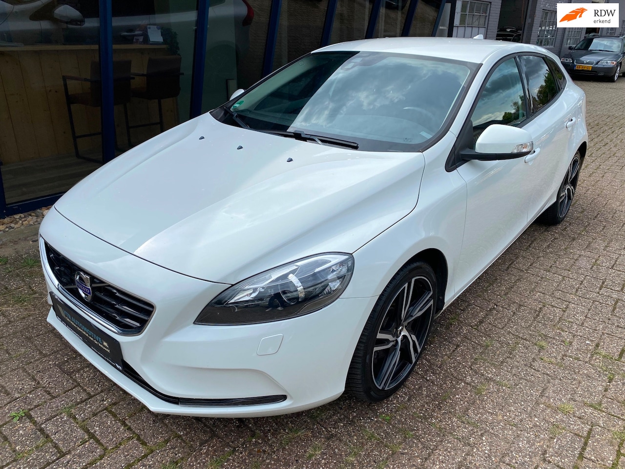 Volvo V40 - 1.6 T2 Momentum 120PK ''18 VELGEN / XENON / PDC - AutoWereld.nl