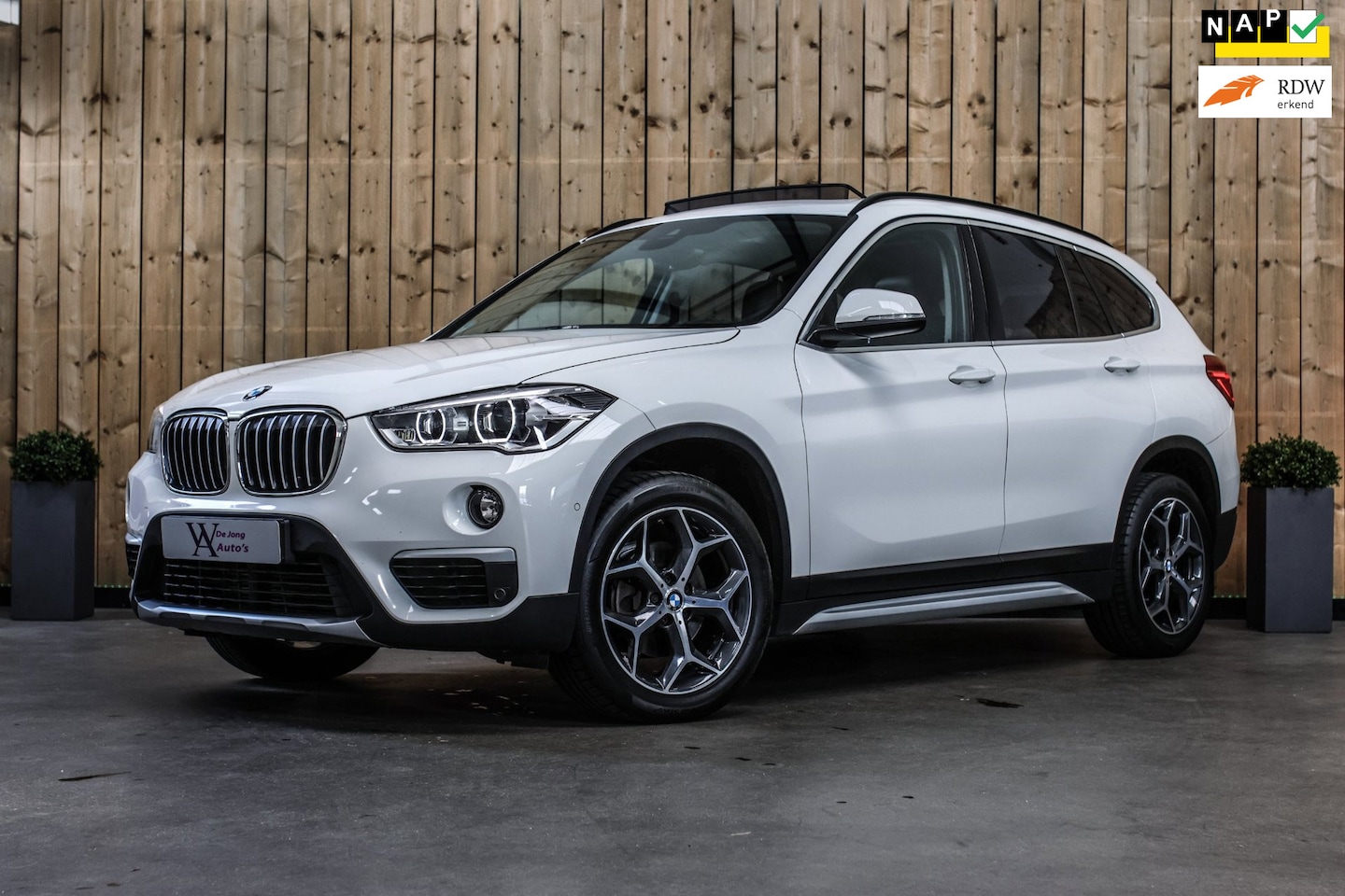 BMW X1 - SDrive18d High Executive *Pano*Camera*Leder*Led* - AutoWereld.nl