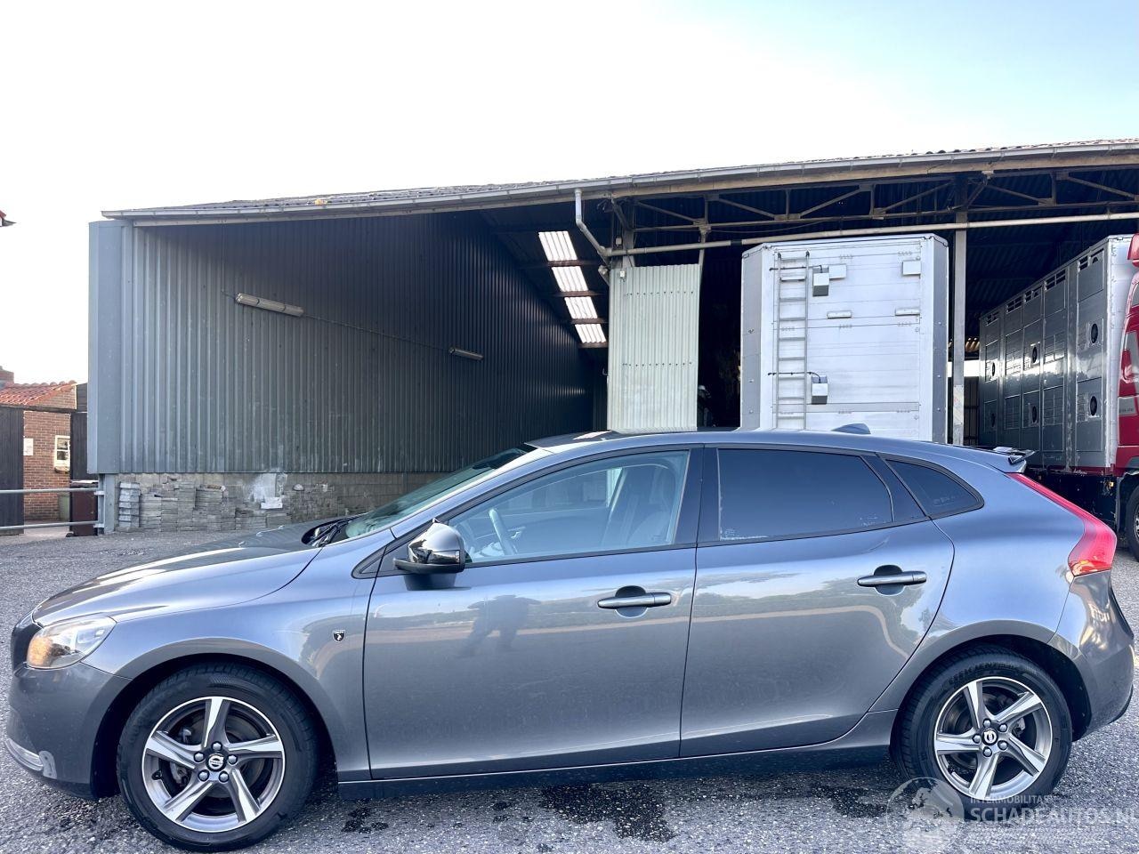 Volvo V40 - V-40 1.6 D2 114pk 6-bak Momentum - navi - camera - velgen - sfeerverl - getint glas - pdc - AutoWereld.nl