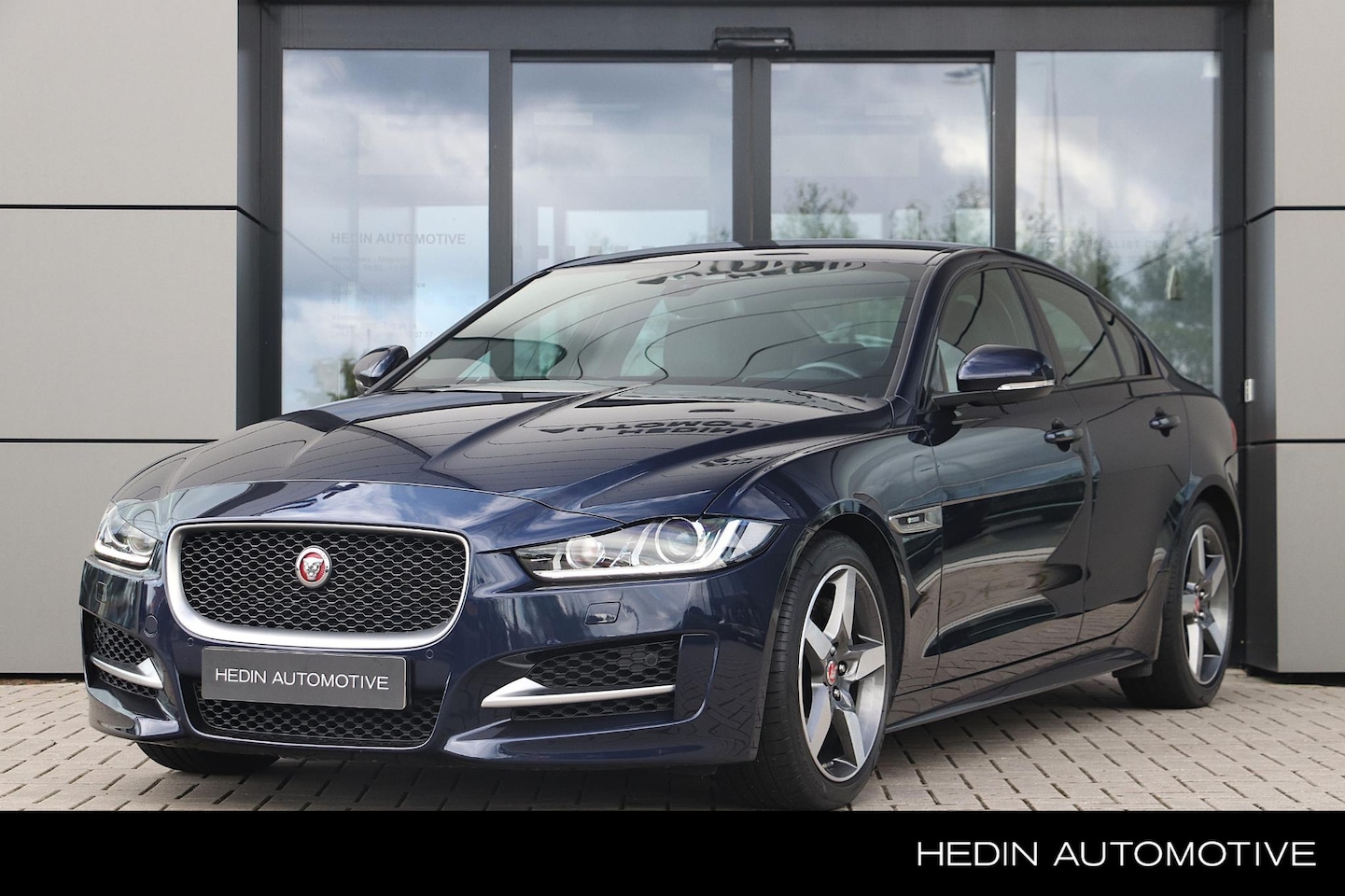 Jaguar XE - 2.0 R-Sport | Navigatie | Camera | Stoelverwarming | - AutoWereld.nl