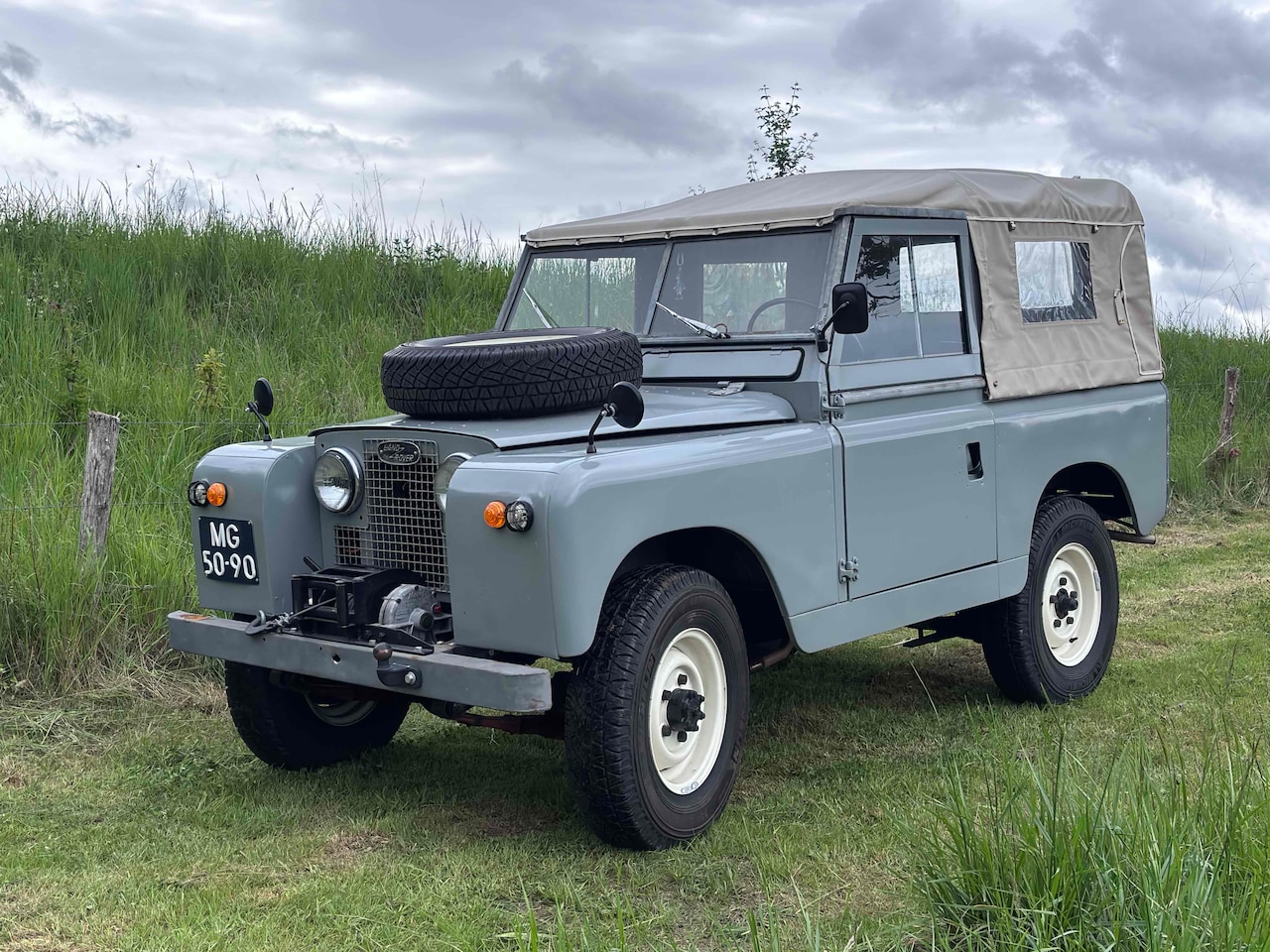 Land Rover 88 - Serie 2A met een soft top - AutoWereld.nl