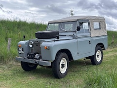 Land Rover 88 - 2.3 109" Stationwag. Serie 2A met een soft top