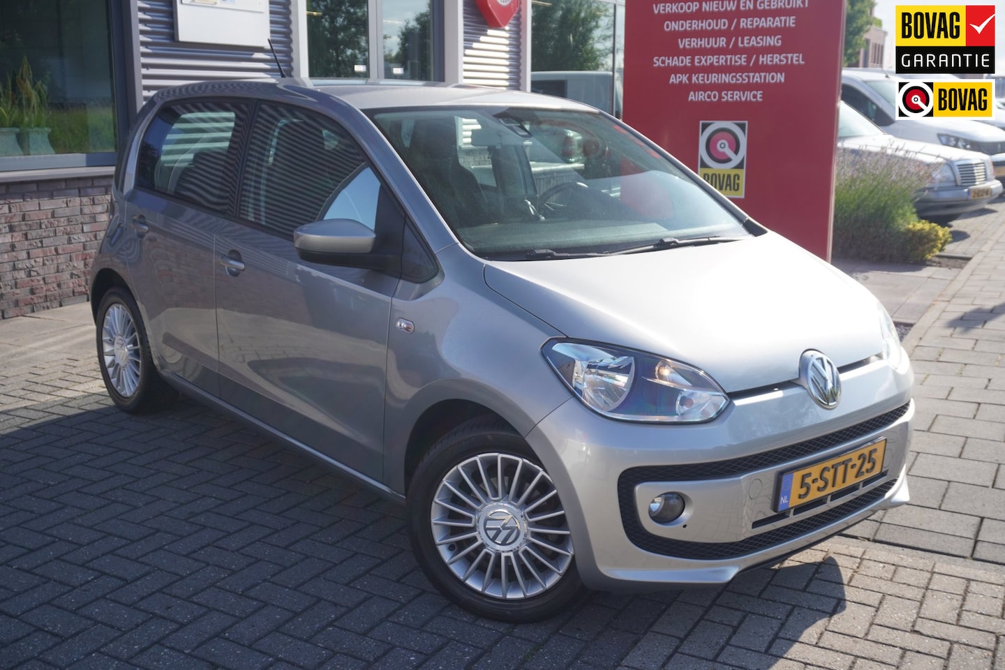 Volkswagen Up! - 1.0 high up! BlueMotion / Cruise control / Airco / Navi / Bluetooth - AutoWereld.nl