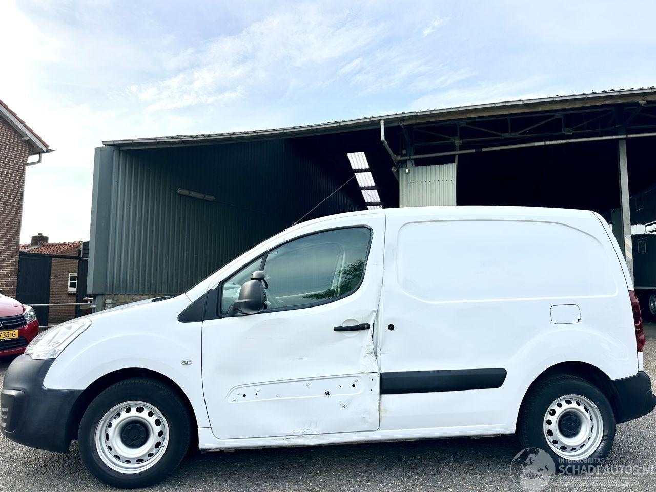 Citroën Berlingo - 1.6 BlueHDI 99pk aut + f1 100 Club Eco S&S - airco - cruise - standkachel - pdc - trekh - - AutoWereld.nl